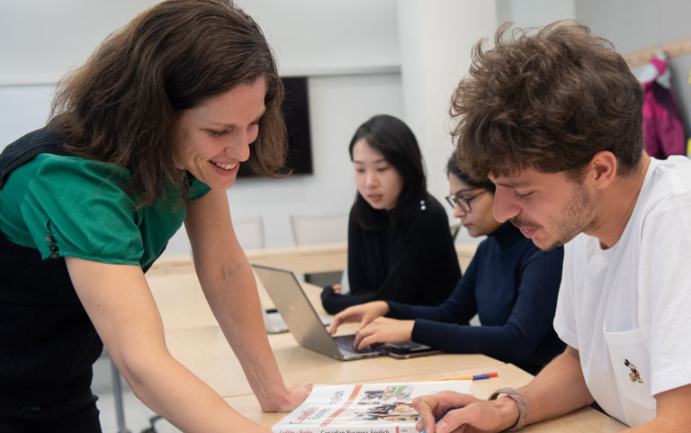 Valérie Patenaude, en compagnie d’un étudiant du cours de français des affaires 