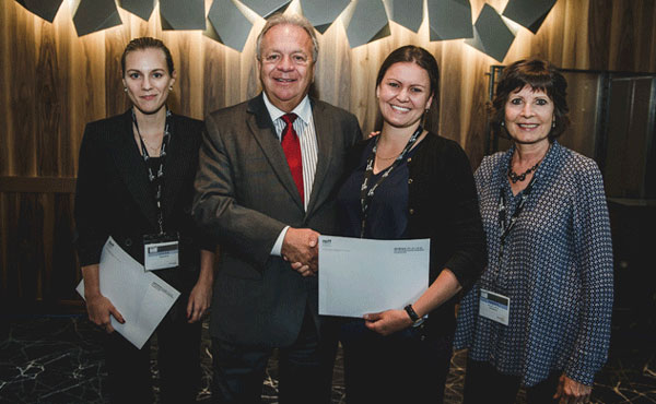 Justine Benoit, Maurice Mongrain (président-directeur général, APFF), Julie Michaud, Nicole Prieur (professeure titulaire et codirectrice de la maîtrise en droit (LL. M.) – fiscalité, HEC Montréal). Photo : Andrew Moniatowicz.