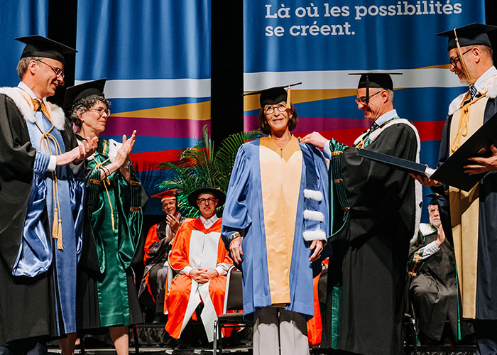 Madeleine Careau, entourée par le secrétaire général de l’Université de Montréal, Alexandre Chabot, Johanne Turbide, Federico Pasin et le recteur de l'Université de Montréal, Daniel Jutras.
