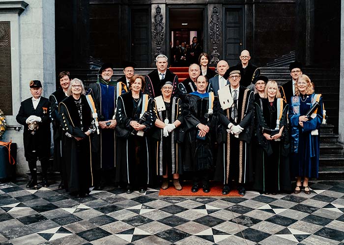 Ann Langley entourée des autres récipiendaires et de dignitaires, lors de la cérémonie du 18 mars 2022 à Ghent University