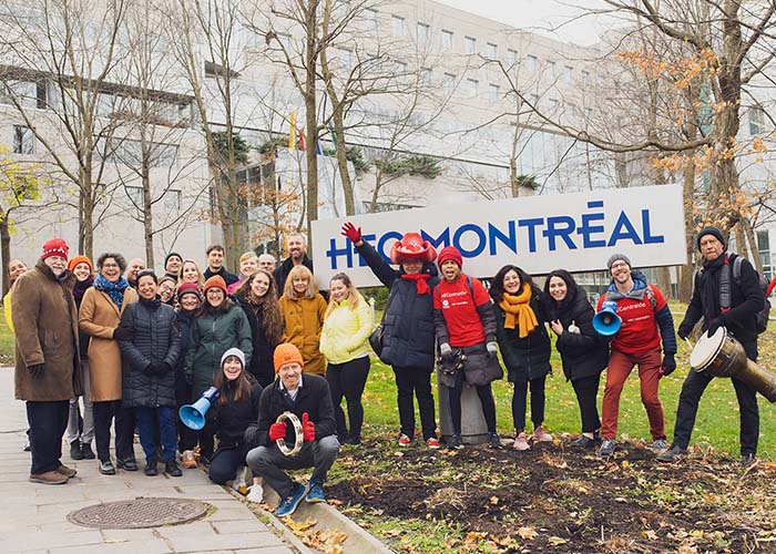 Pierre Balloffet et Joanne Griffith entourés de membres du personnel lors de la marche Un pas de plus pour Centraide, le 15 novembre 2022.