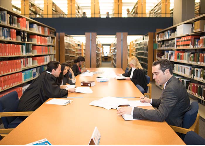 L’une des bibliothèques de cotravail du CAIJ, à Montréal