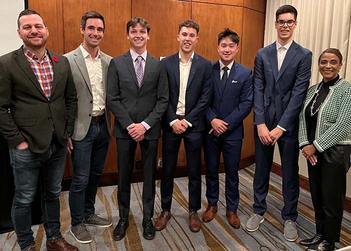 Samuel Ouellette, Tristan Beaubien, Timmy Kwan, Thomas Chamberland et Julien Lopresti, encadrés par Anton Wimmer et Teri Dennis-Davies, vice-président(e)s chez MLSE.