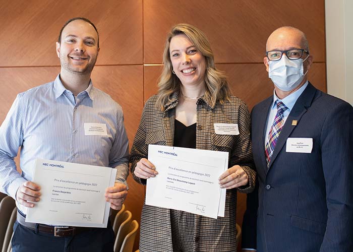 Le lauréat Francis Desjardins et la lauréate Marie-Ève Beauchamp-Legault, avec le directeur du programme de doctorat, Guy Paré.