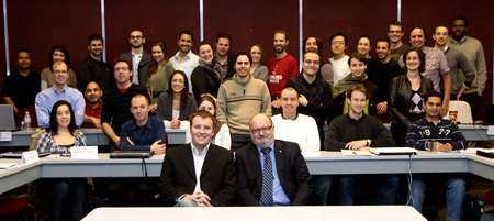 Yannis Mallat, professeur d'un jour, avec le professeur Laurent Lapierre et son groupe d'étudiants MBA