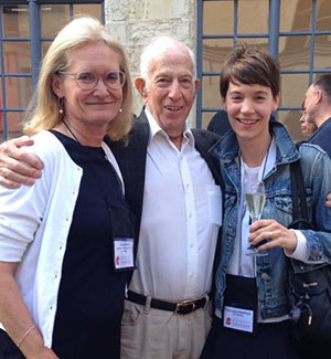 Photo : La coauteure Eileen Fischer, Sidney J. Levy, toujours en poste à l’University of Arizona à 95 ans et Marie-Agnès Parmentier