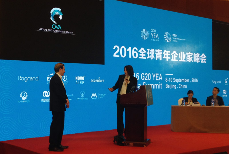 Harold Dumur lors de la compétition de présentation d’entreprises au Sommet des jeunes entrepreneurs du G20 à Pékin. 