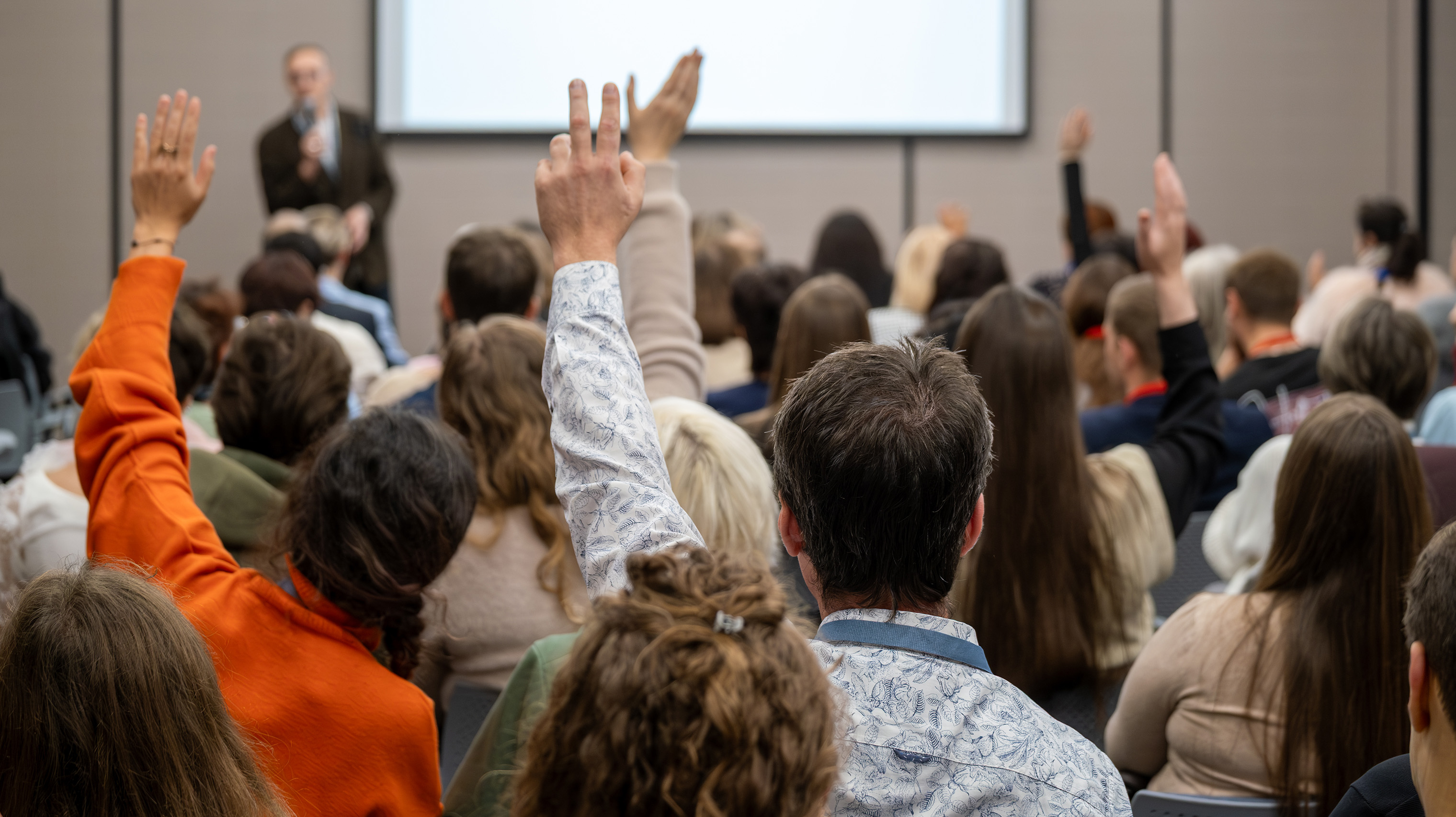 Participants &agrave; une assembl&eacute;e publique