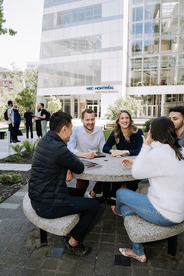 Éttudiants du MBA à l'extérieur de l'édifice Hélène-Desmarais