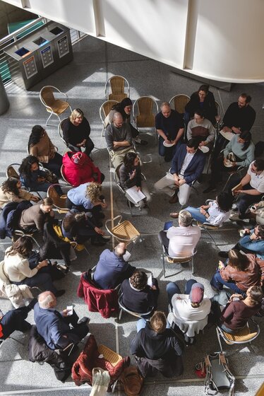Groupe discutant dans un atrium de HEC Montréal