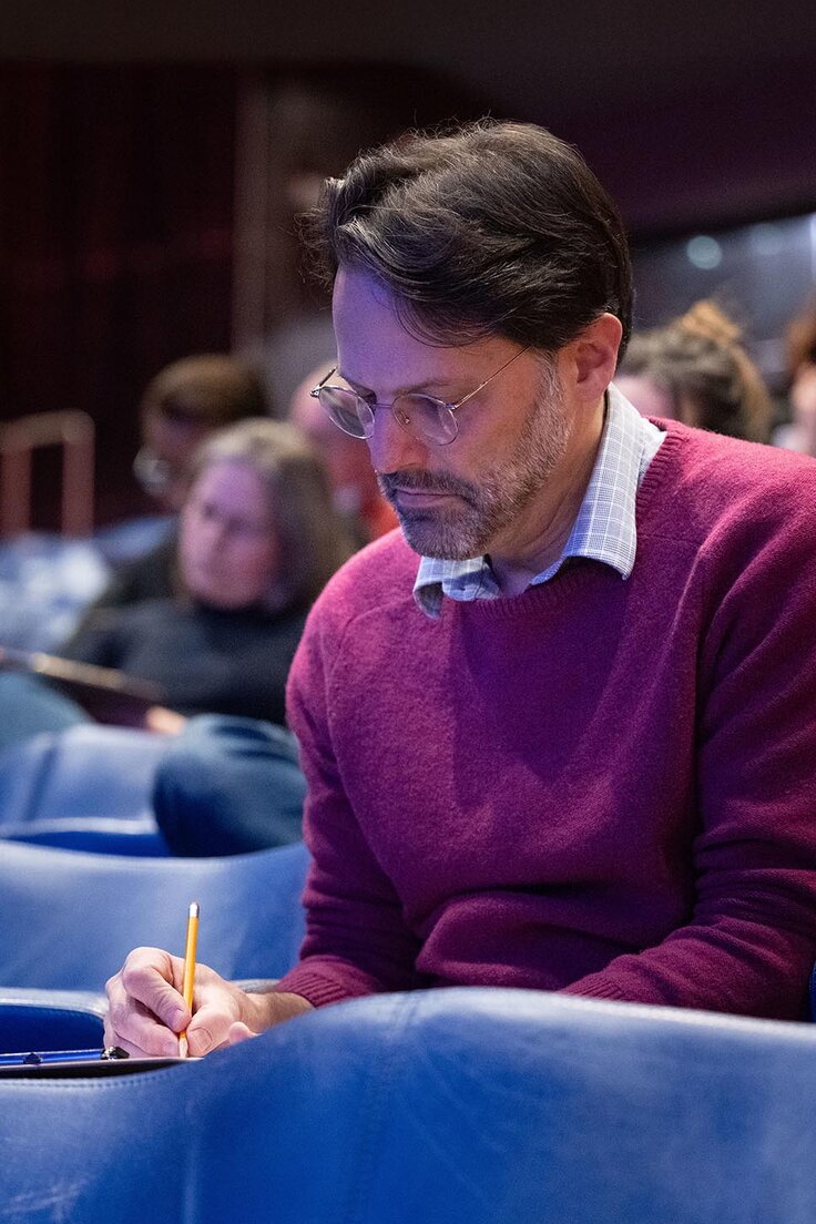 David Boisclair, employé de HEC Montréal, rédige la Dictée P.G.L., en 2024.