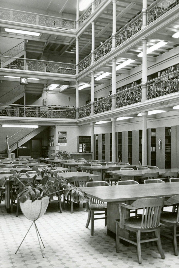 Salle du Musée commercial et industriel de l’École, avant de devenir la bibliothèque 