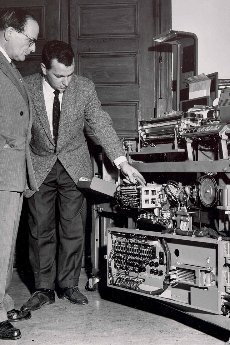 Deux hommes devant l’outil IBM 1620, servant à l’enseignement de la recherche opérationnelle 