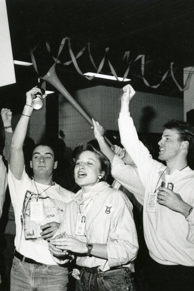 Étudiantes et étudiants célébrant lors des premiers Jeux du commerce, en 1989 