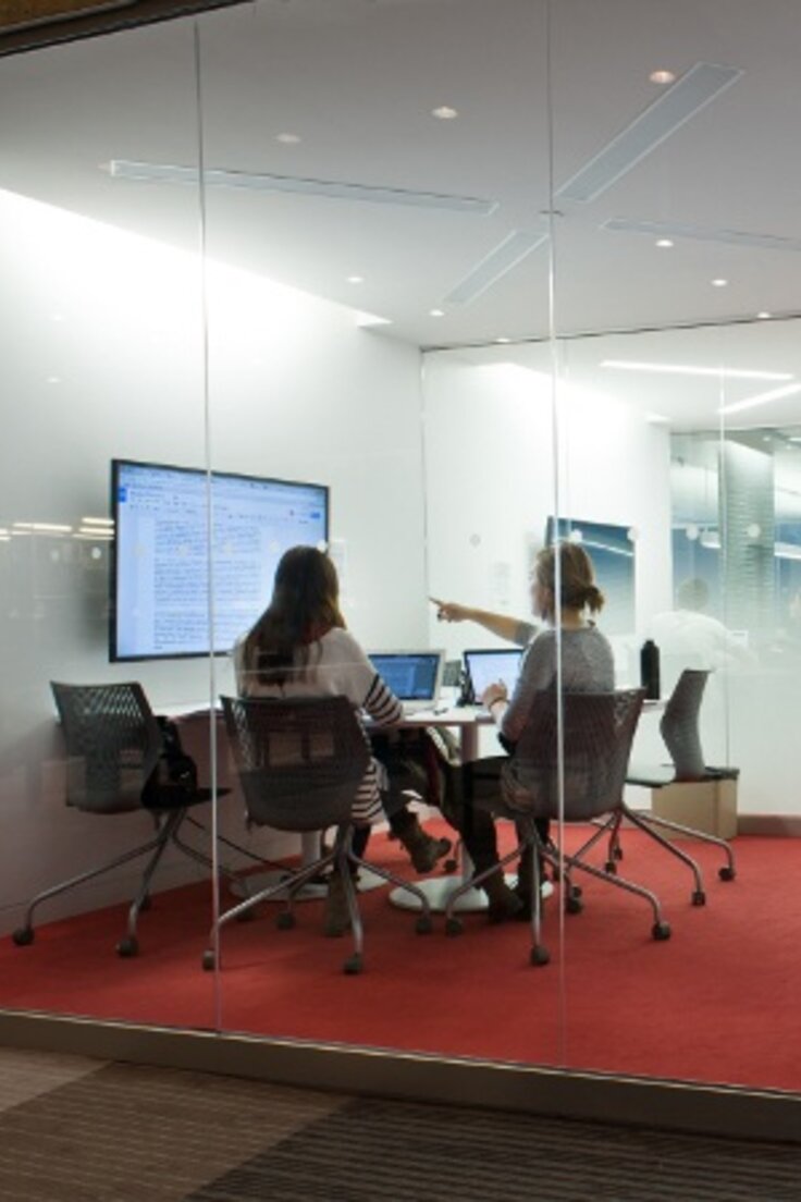 Salle de travail d'équipe avec écran partagée