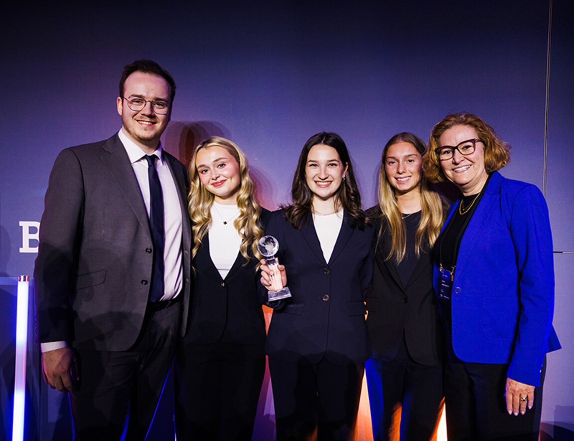 Groupe d’étudiants au B.A.A. accompagnés par leur professeur lors d’une compétition universitaire.