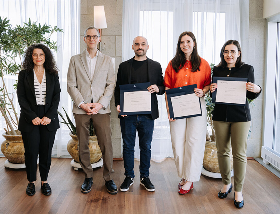 Cinq personnes se tiennent debout. Trois d’entre elles tiennent un certificat.