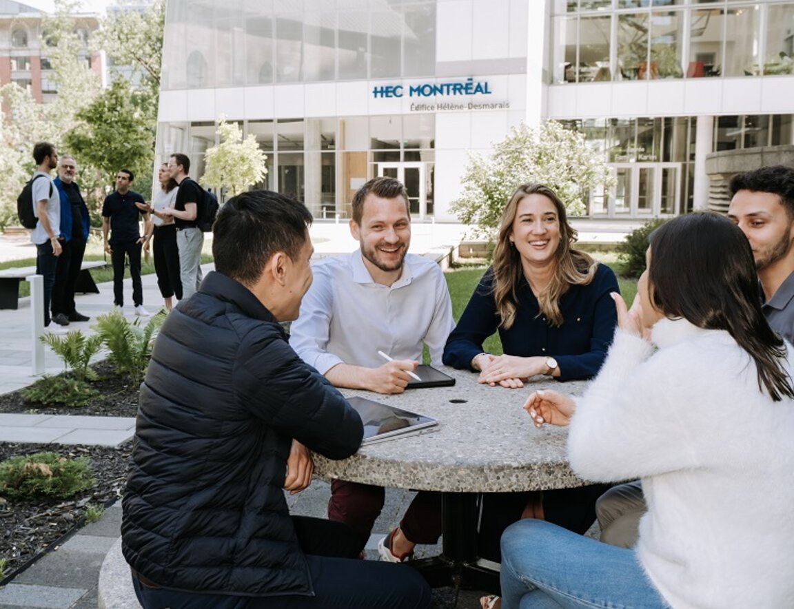 Éttudiants du MBA à l'extérieur de l'édifice Hélène-Desmarais