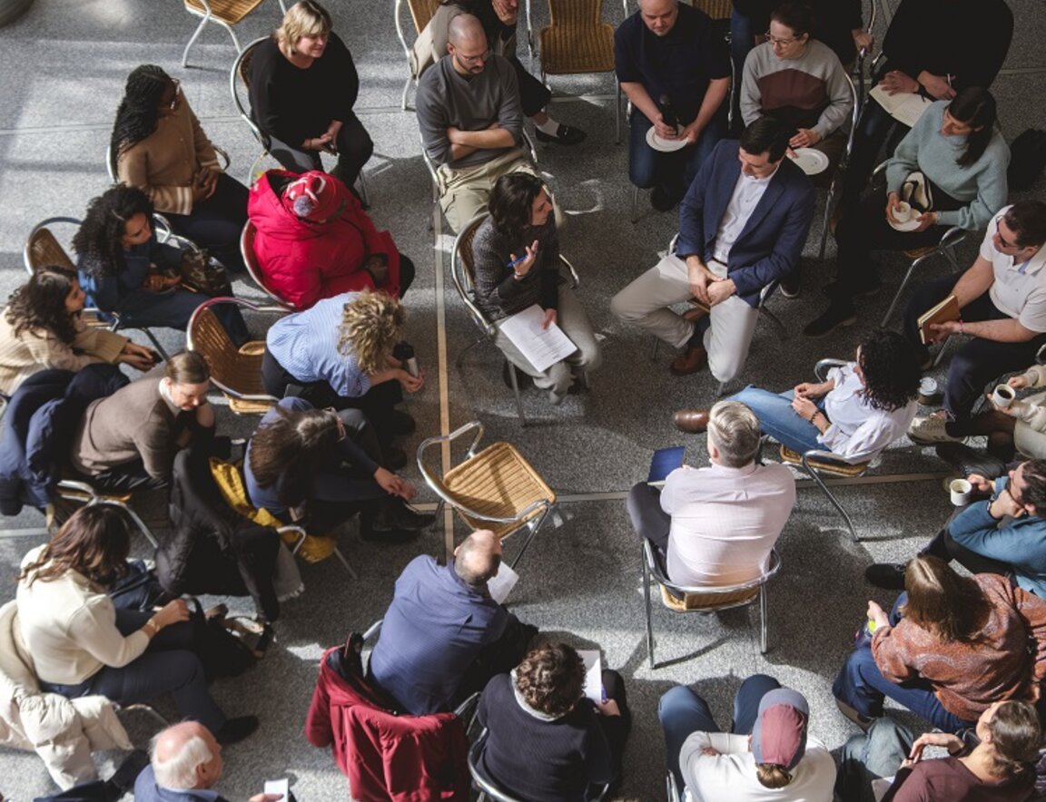 Groupe discutant dans un atrium de HEC Montréal