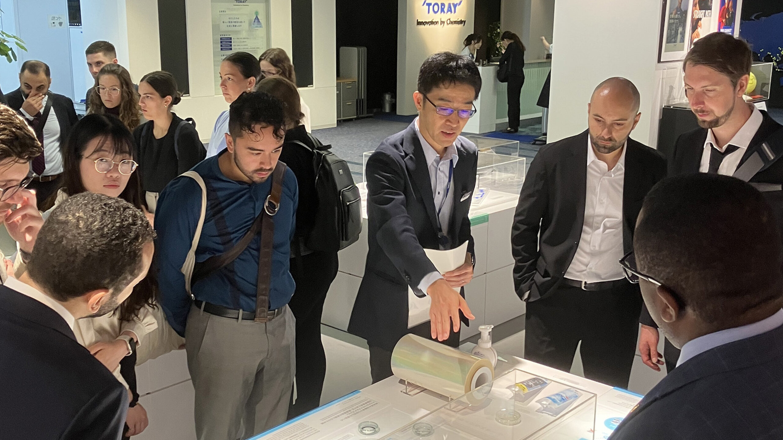 Étudiant(e)s de HEC Montréal visitant une entreprise lors d'un campus international au Japon.