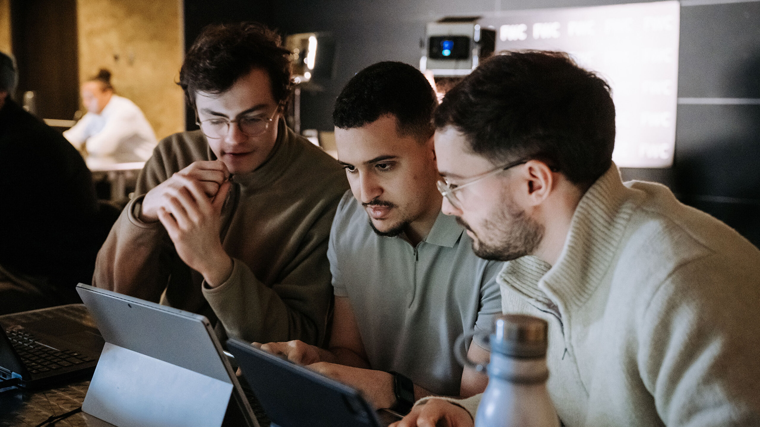 Participants à la compétition universitaire internationale en ligne Futures World Championship.