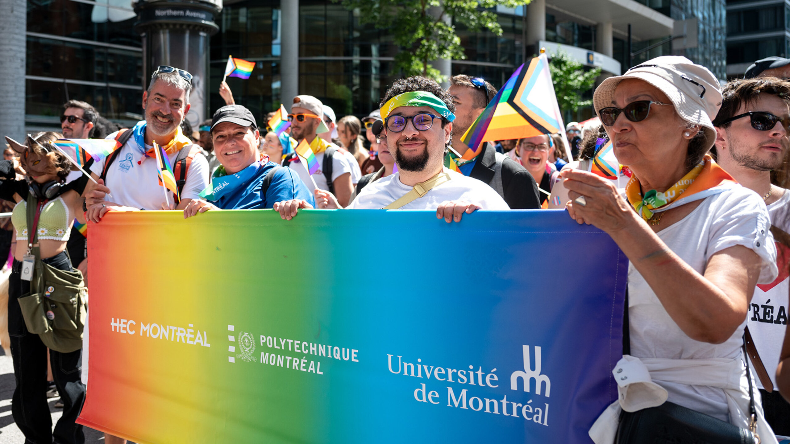 Participation de HEC Montréal au défilé de la Fierté.