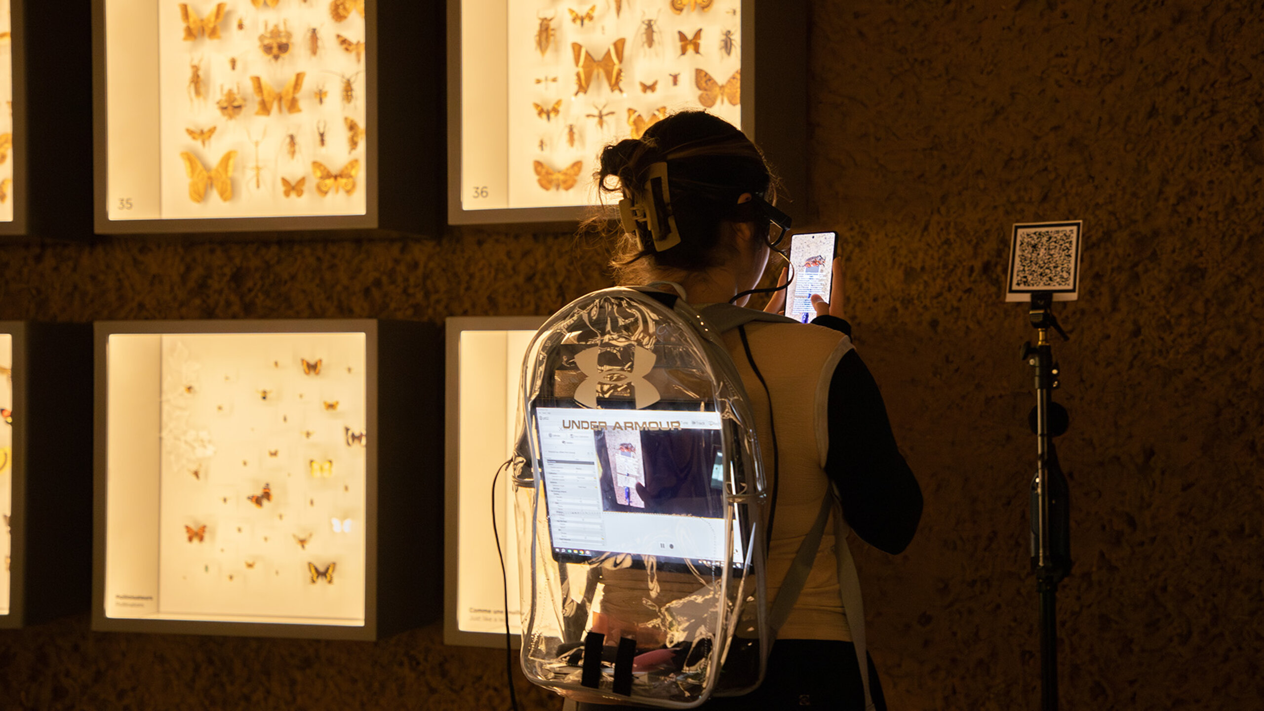 Étudiante participant à un projet de recherche visant à enrichir une expérience muséale.