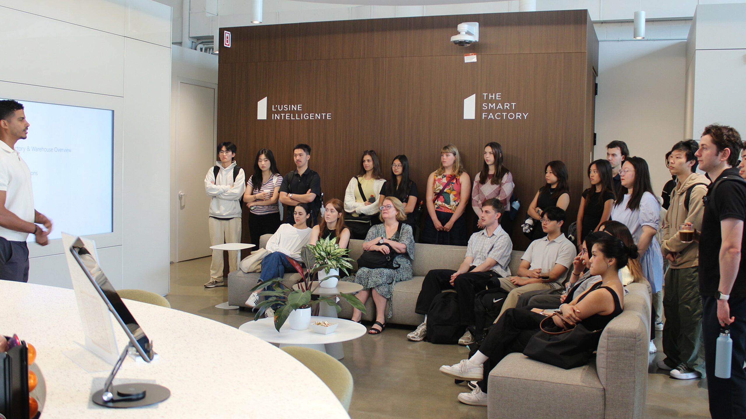 Étudiant(e)s d'Australie découvrant l'Usine intelligente de Deloitte dans le cadre d'un programme immersif.