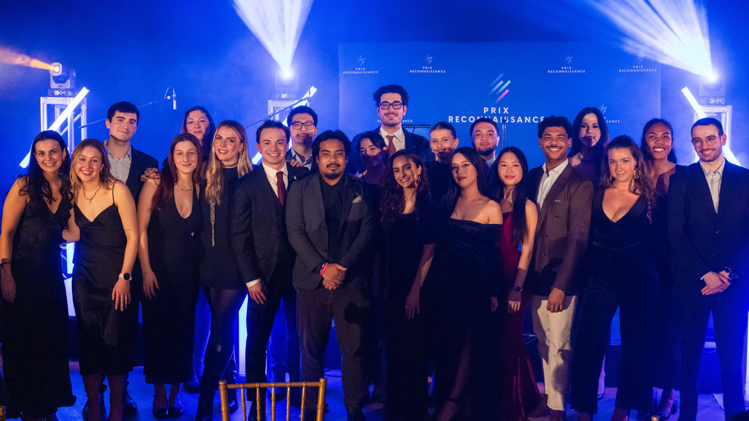 Groupe de lauréates et lauréats posant ensemble lors de la soirée du Gala des Prix reconnaissance, sur une scène éclairée, tenant des certificats et des trophées.