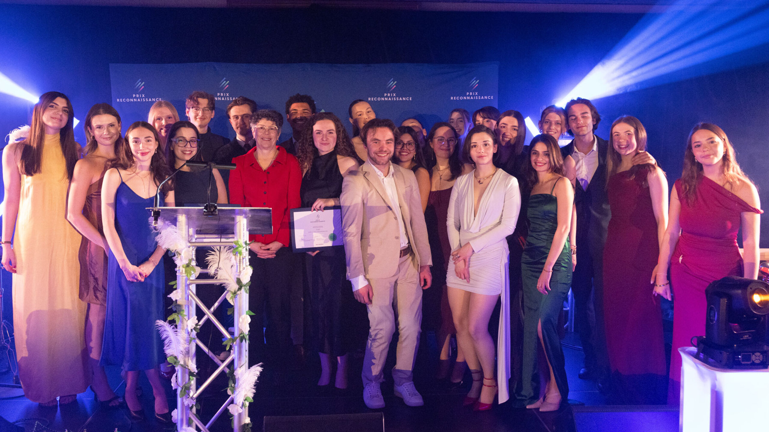 Groupe de lauréates et lauréats posant ensemble lors de la soirée du Gala des Prix reconnaissance, sur une scène éclairée, tenant des certificats et des trophées.