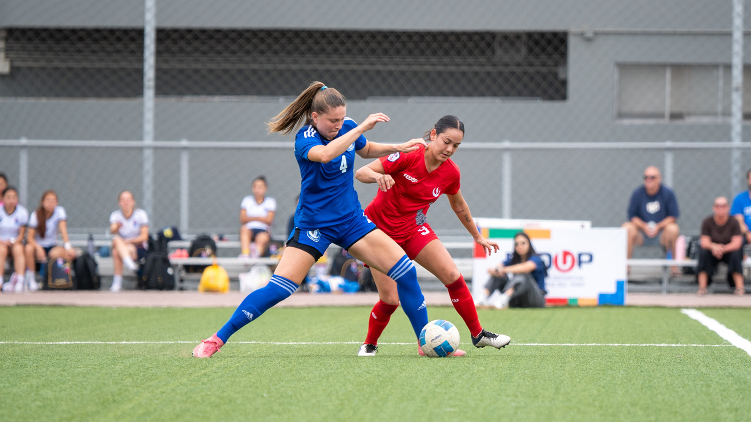 Maude Lagacé of the Carabins battling for the ball against an opponent during the final of the FISU Championship of the Americas