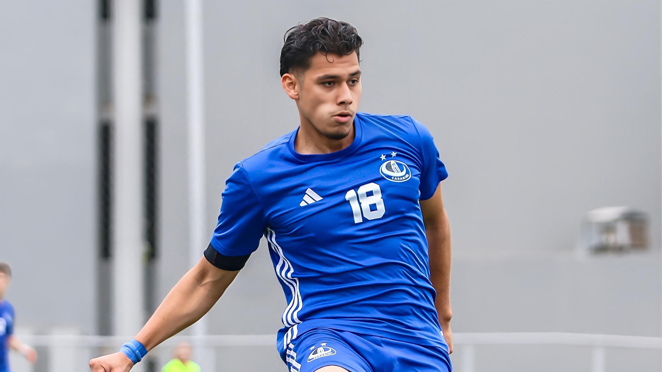 Alexandre Paré-Vargas of the Carabins kicking the ball during a FISU Championship of the Americas match.