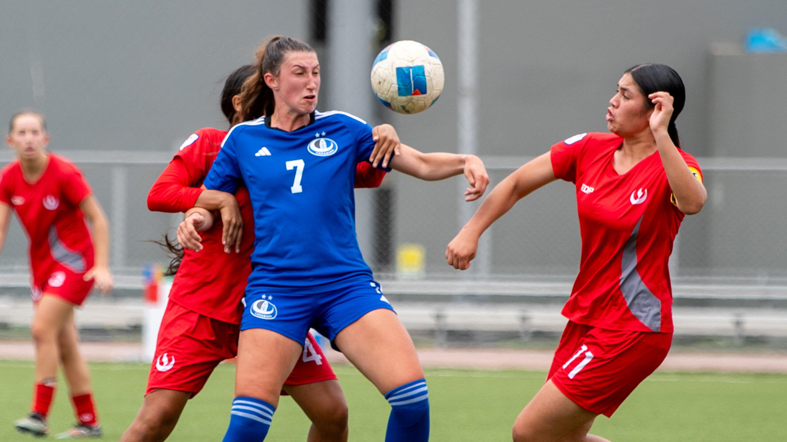 Alexie Bellerose of the Carabins intercepts the ball, surrounded by two opposing players during a FISU Championship of the Americas game.