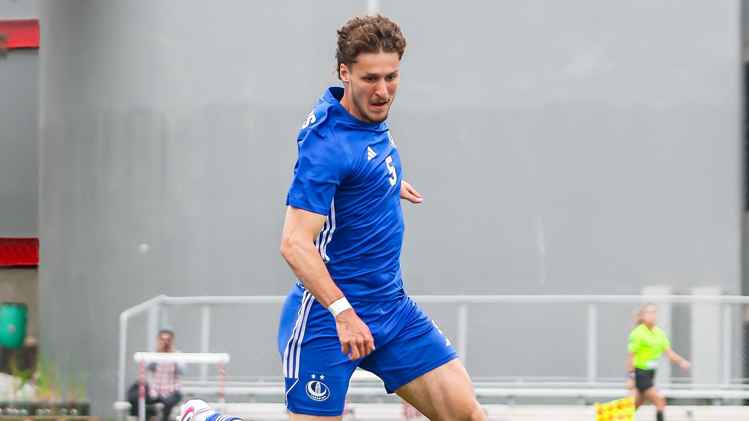 Bilal Bouchemella des Carabins s’élançant sur le ballon, lors d'un match du Championnat des Amériques de la FISU.