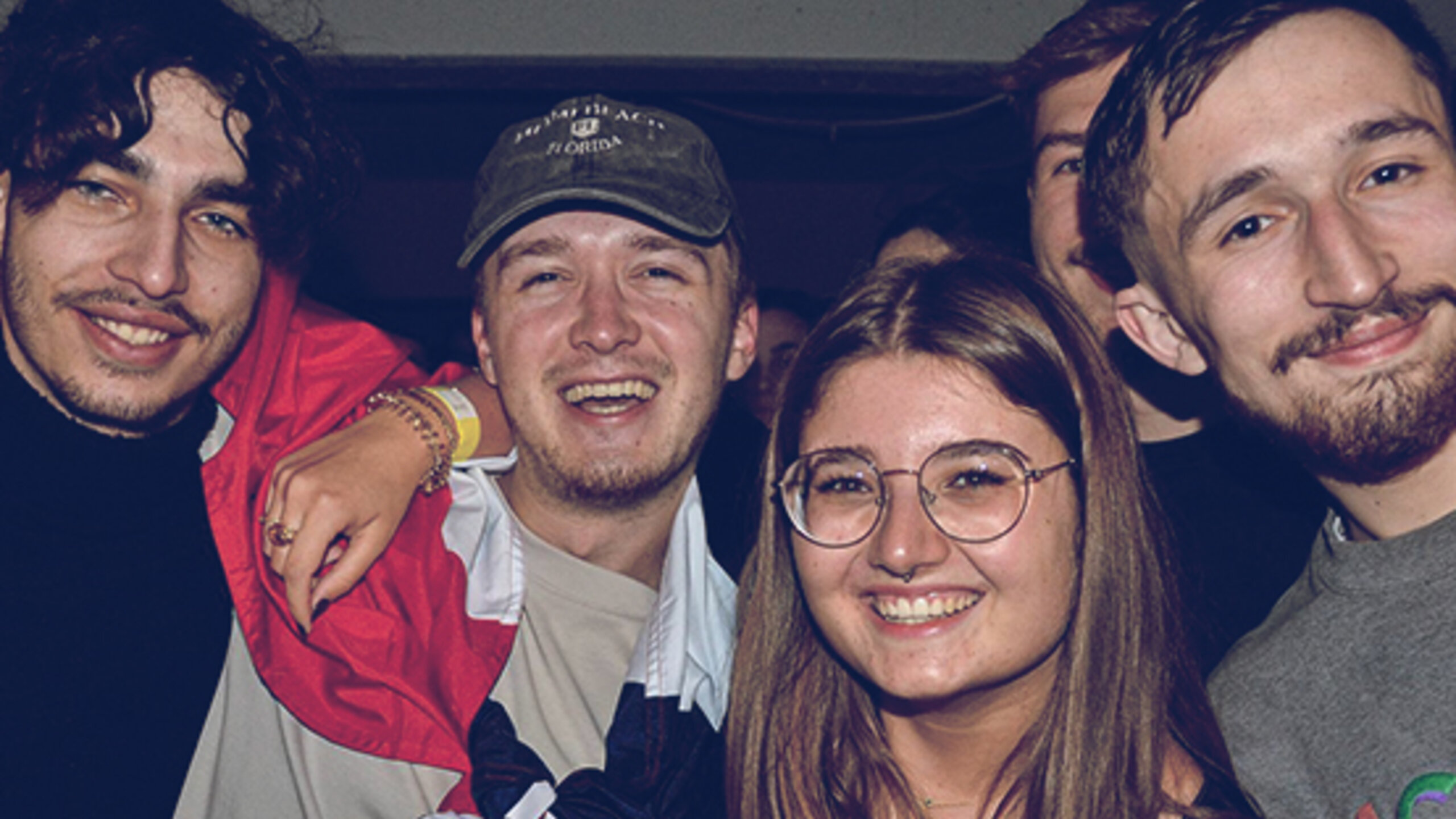 Groupe étudiants souriant