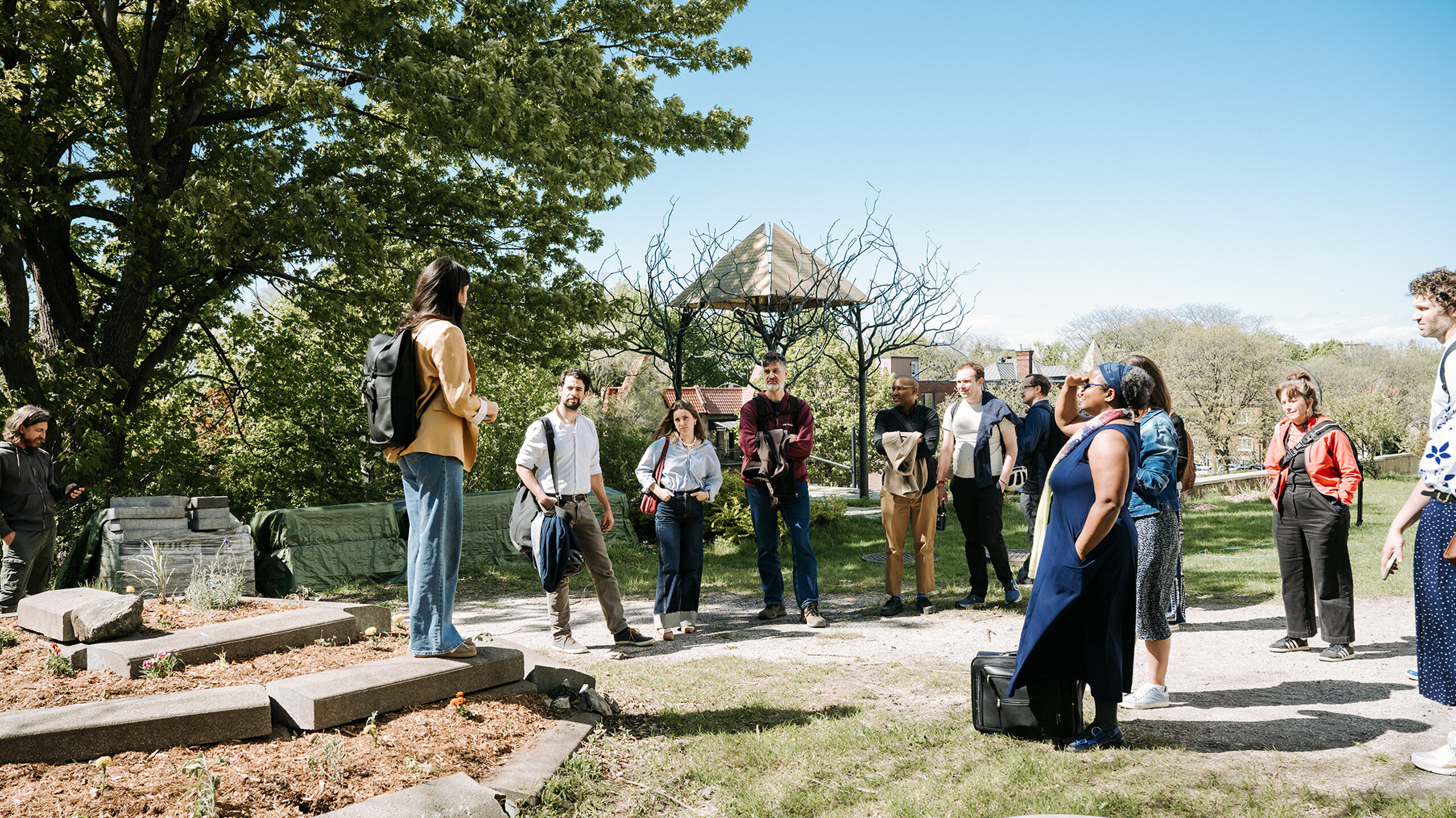 Participantes et participants à une rencontre du Réseau universitaire québécois en développement durable lors d'une activité extérieure à HEC Montréal.