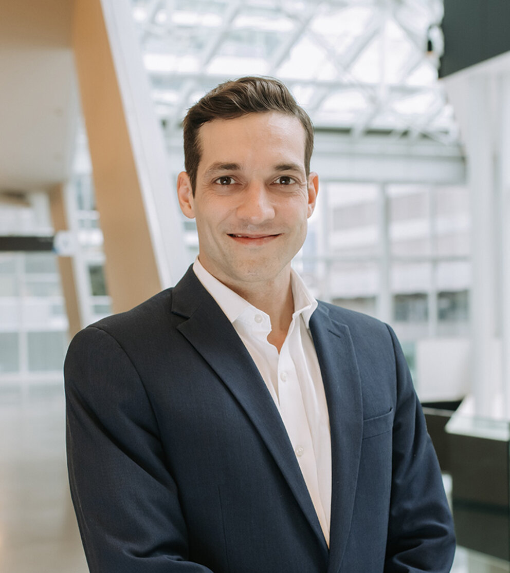 Derric Bowes-Lyon, diplômé, MBA