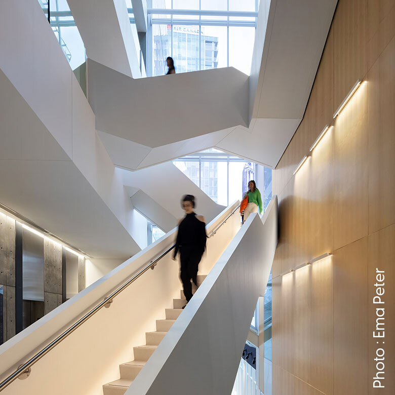 Escalier architectural à l'édifice Hélène-Desmarais