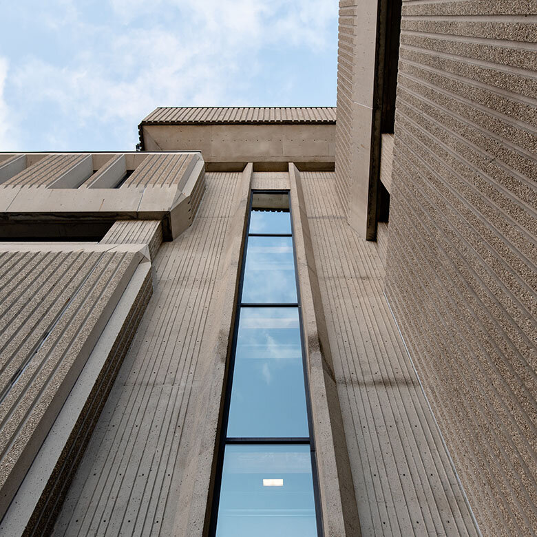 Façade extérieure de l'édifice Decelles