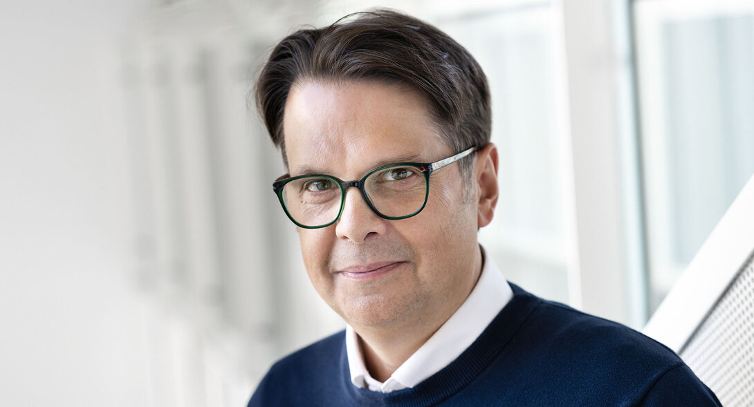 Portrait du professeur Pierre-Carl Michaud dans un espace intérieur de HEC Montréal.