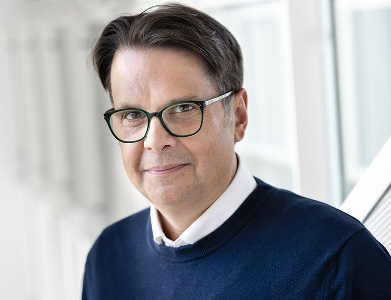 Portrait du professeur Pierre-Carl Michaud dans un espace intérieur de HEC Montréal.