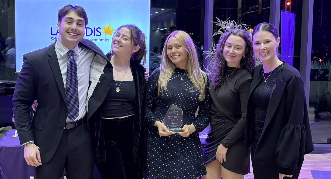 Les cinq lauréats posent avec leur trophée lors de la cérémonie de remise de prix.