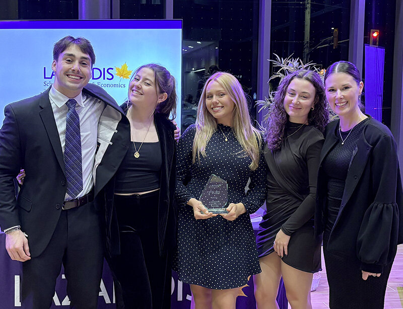 Les cinq lauréats posent avec leur trophée lors de la cérémonie de remise de prix.