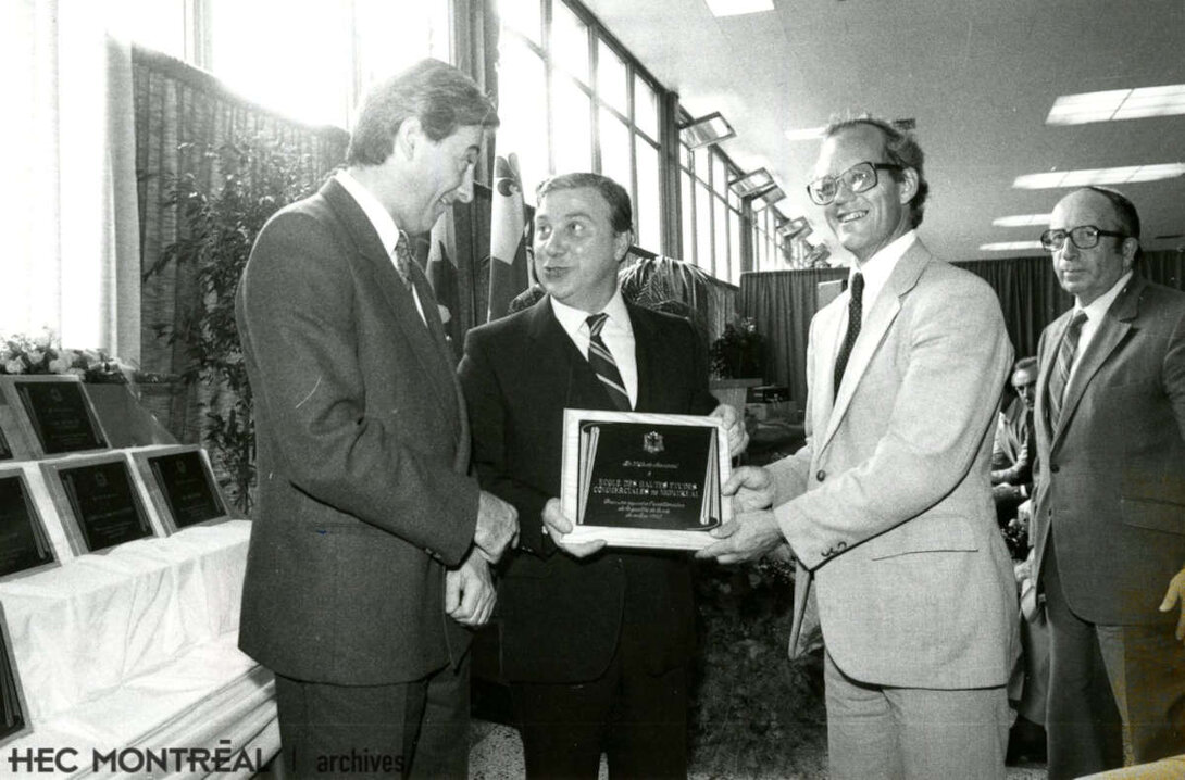   Description : Yvon Lamarre, remet une plaque honorifique à Jean-Denis Duquette et à Denis Brunet. Date : 1982 Crédit photo : Photographe inconnu Cote archivistique : A008/XPH,0026