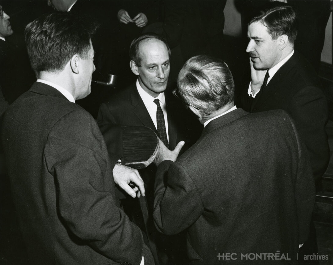  Description : Colloque de l'Institut d'économie appliquée. Jean Marchand, René Lévesque et Roland Parenteau. Date : 1963 Crédit photo : Photographe inconnu Cote archivistique : A008/XPH-0009