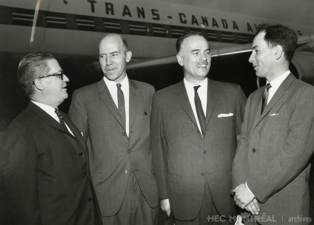   Description : Jean Allaire, Claude Painchaud, Roger Charbonneau et André Gagnon au départ d'un séjour à Paris.  Date : 1963 Crédit photo : Ed. Bermingham Inc. Cote archivistique : A008/XPH-0011