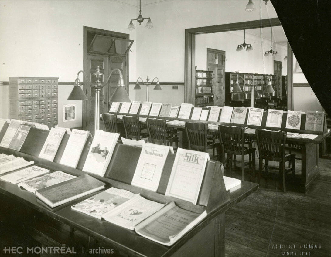   Description : Salle de lecture de la bibliothèque de l'immeuble de la rue Viger. Date : ca 1915 Crédit photo : Albert Dumas Cote archivistique : A011/XPH,0001