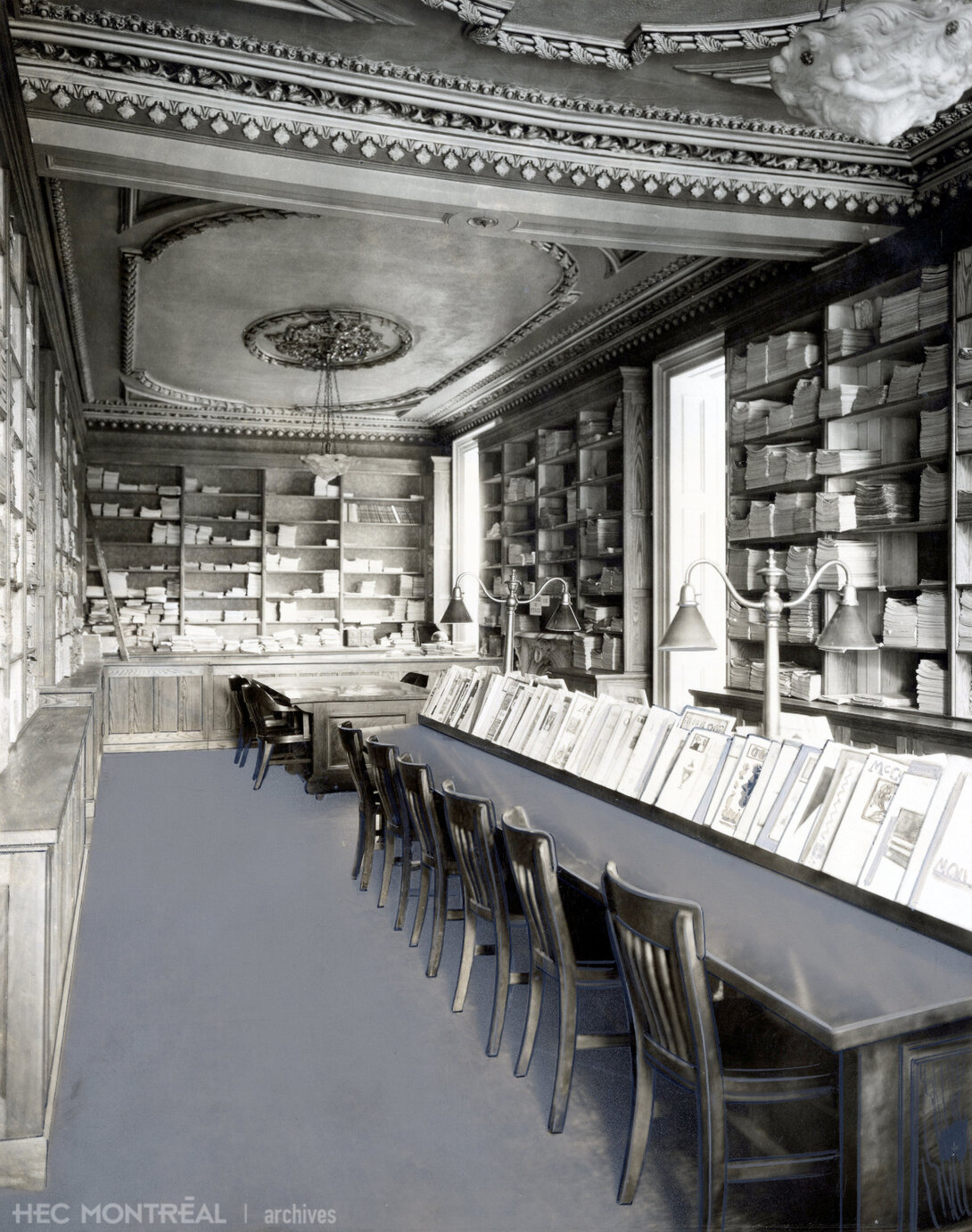   Description : Salle de lecture de la bibliothèque de l'immeuble de la rue Viger. Date : ca 1915 Crédit photo : Albert Dumas Cote archivistique : A011/XPH,0003