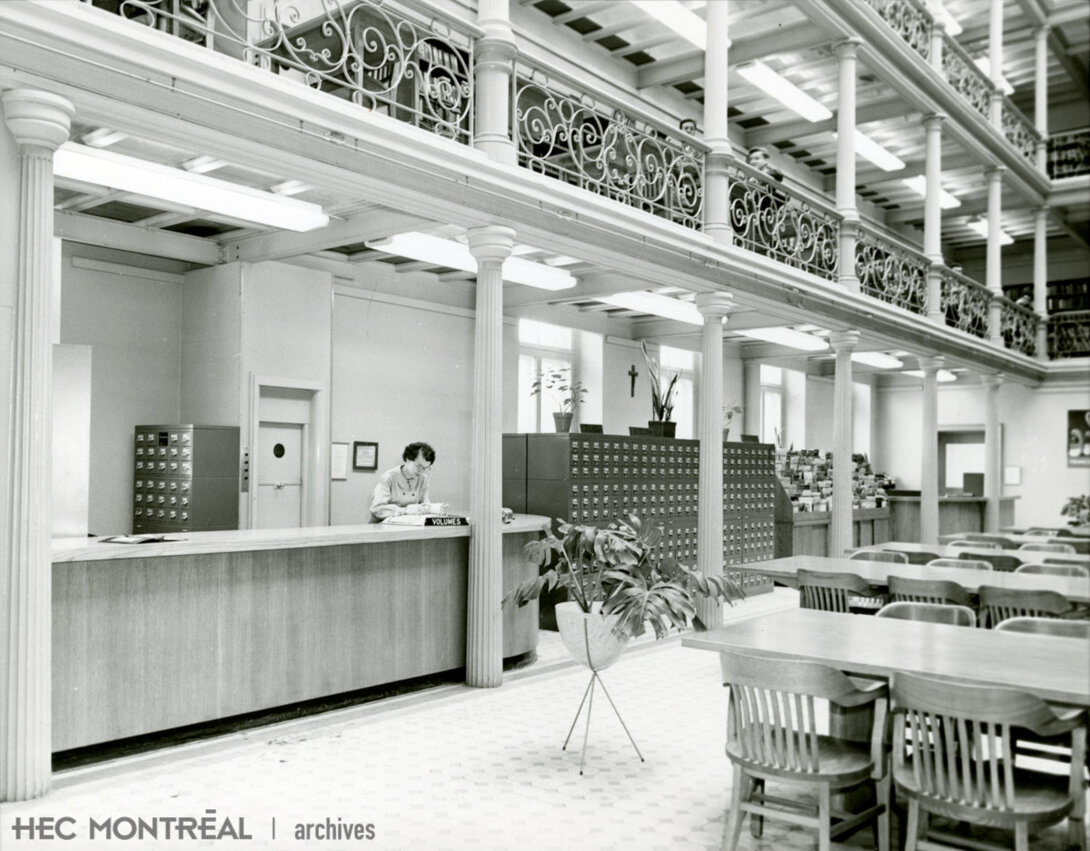   Description : Comptoir de prêt de la bibliothèque du premier immeuble de l'École, rue Viger. Date : ca 1960 Crédit photo : Armour Landry Cote archivistique : A011/XPH,0006