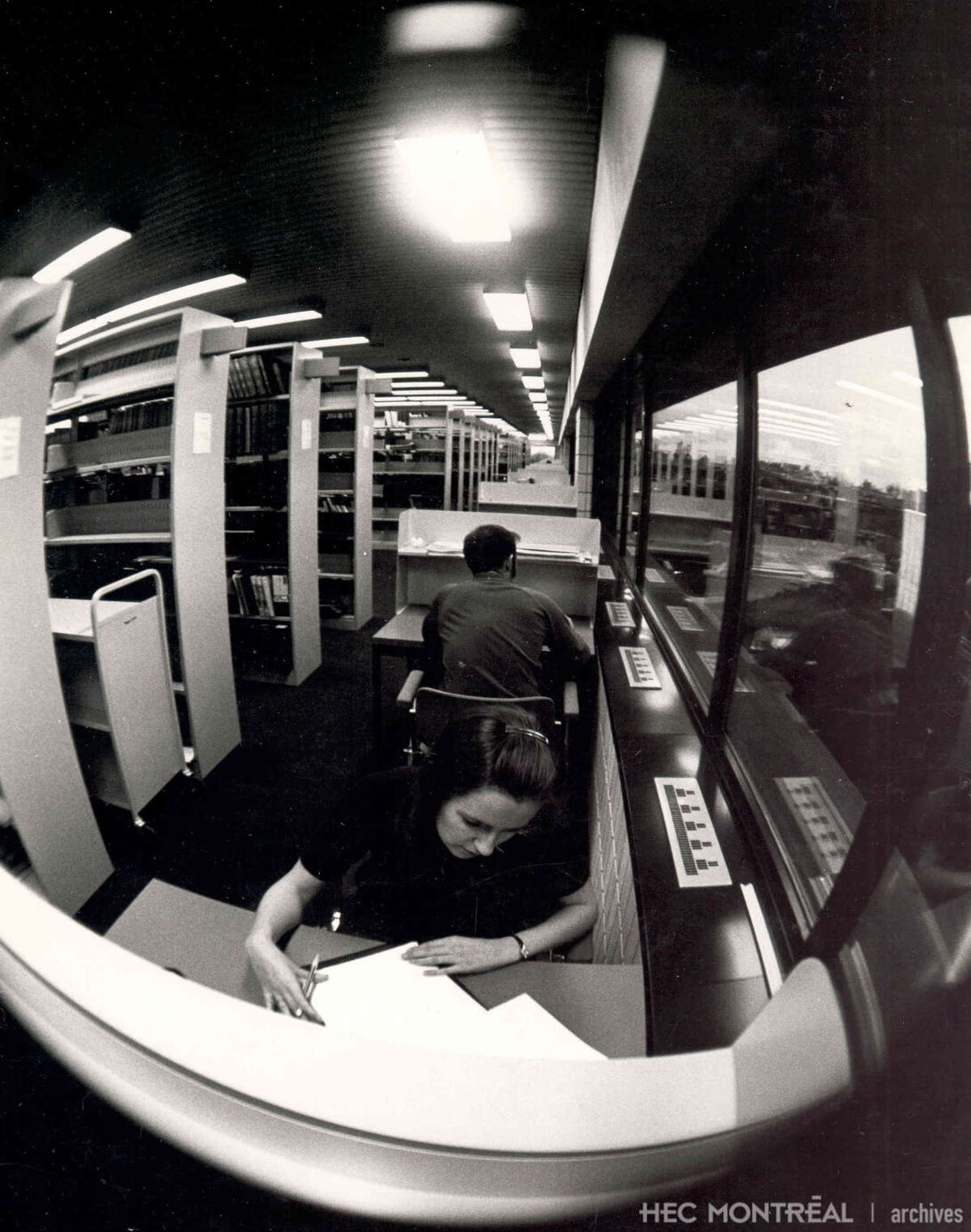   Description : Postes individuels de travail et de recherche à la bibliothèque, édifice Decelles. Date : ca 1970 Crédit photo : Photographe inconnu Cote archivistique : A011/XPH,0018